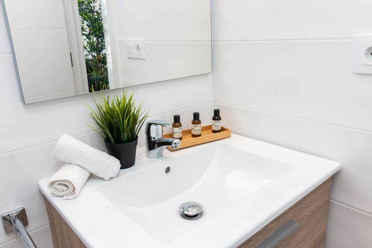 Homeforguest Modern And Recently Renovated Apartment In Arona Arona  Kültér fotó