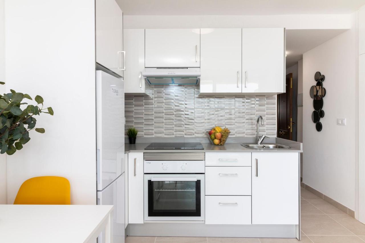 Homeforguest Modern And Recently Renovated Apartment In Arona Arona  Kültér fotó